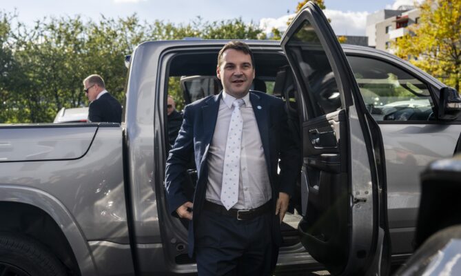 Předseda Motoristů sobě Petr Macinka a jejich čestný prezident Filip Turek (vlevo vzadu) přicházejí na jednání s předsedou hnutí ANO Andrejem Babišem. Foto: ČTK / Deml Ondřej