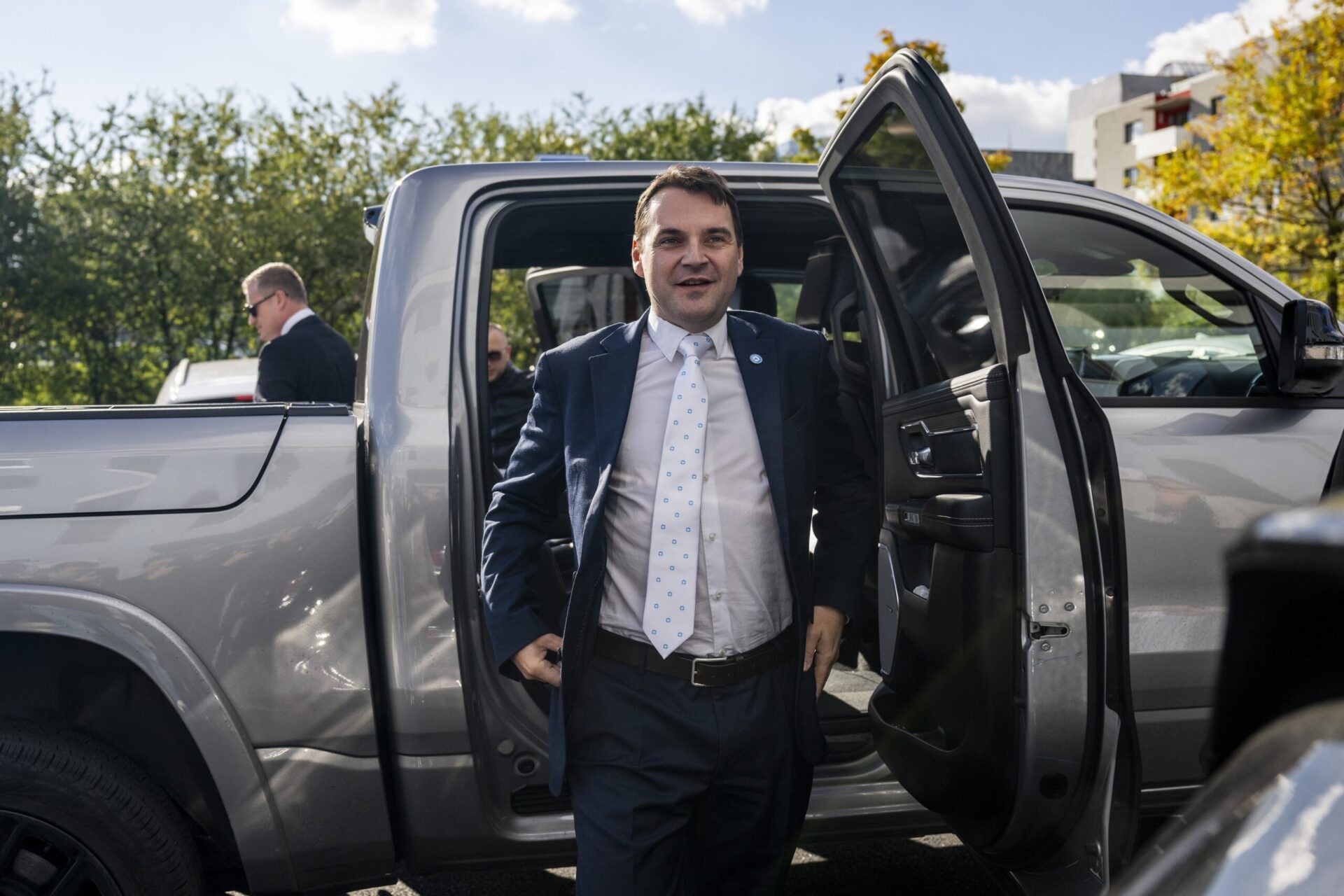 Předseda Motoristů sobě Petr Macinka a jejich čestný prezident Filip Turek (vlevo vzadu) přicházejí na jednání s předsedou hnutí ANO Andrejem Babišem. Foto: ČTK / Deml Ondřej