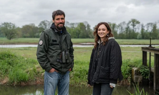 Břeněk Michálek, správce ptačích parků, a herečka a influencerka Gabriela Heclová, ambasadorka projektu v soutěži E.ON Energy Globe. Foto: poskytnuto společností E.ON