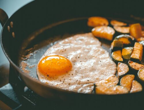 Teflonovým pánvím přibývá ekologičtější konkurence. I alternativy je ale potřeba prověřovat