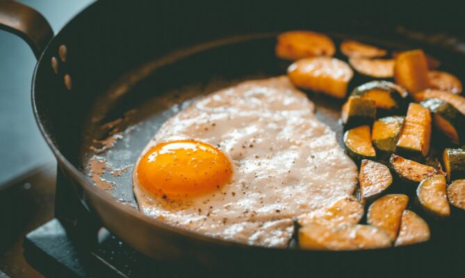 Teflonové pánve se vyznačují tím, že se na nich jídlo nepřipaluje. Mohou ale do něj uvolňovat věčné chemikálie. Ilustrační foto: Rob Wicks, Unsplash