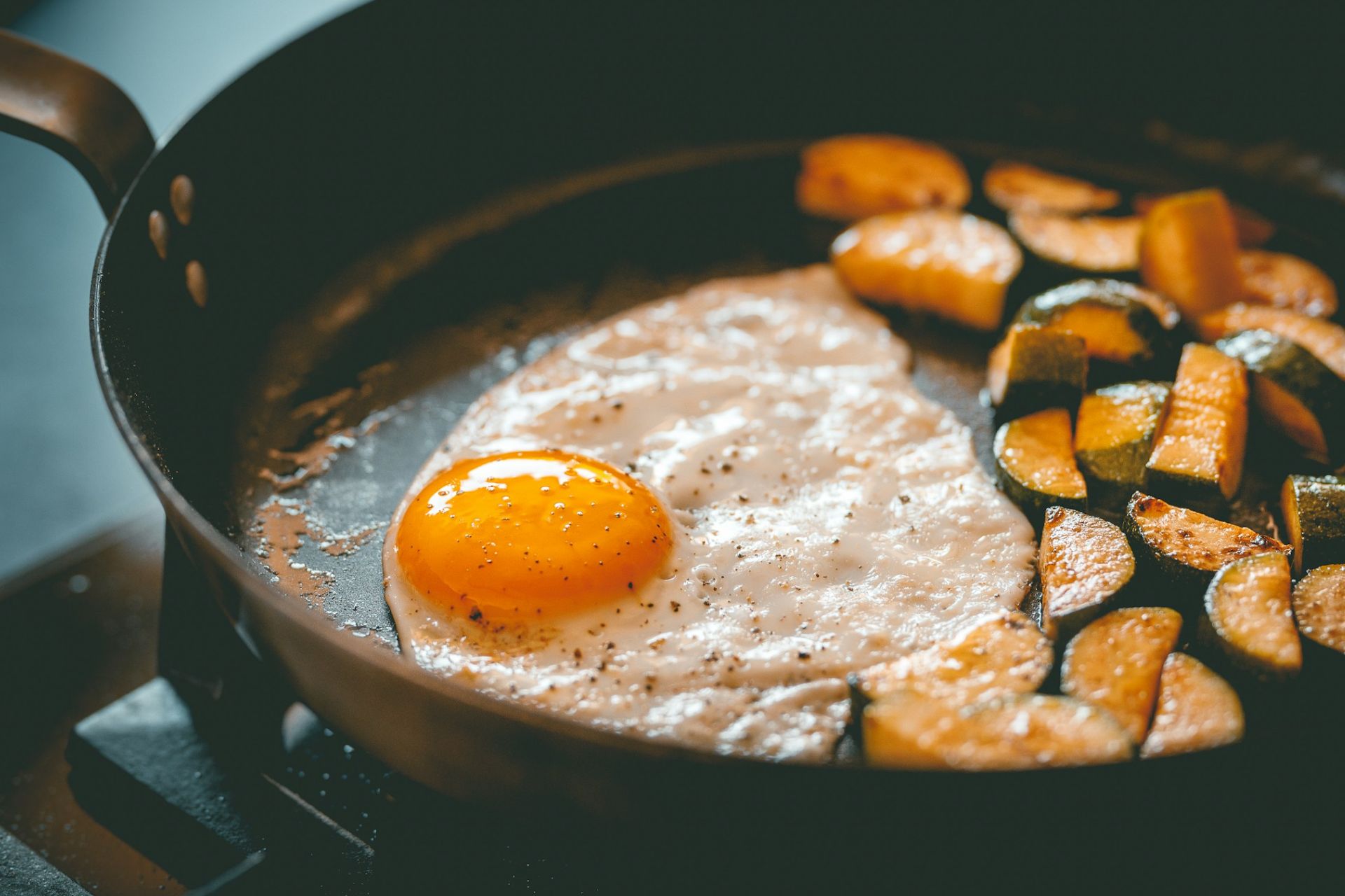 Teflonové pánve se vyznačují tím, že se na nich jídlo nepřipaluje. Mohou ale do něj uvolňovat věčné chemikálie. Ilustrační foto: Rob Wicks, Unsplash