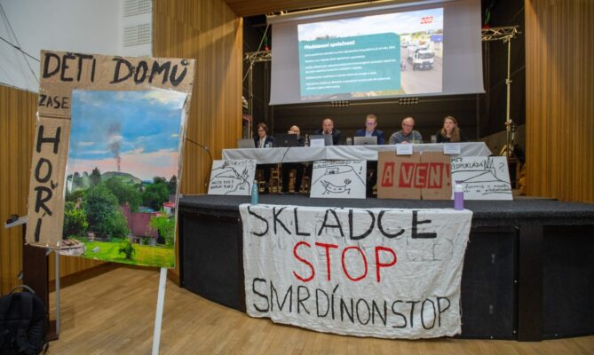 Veřejné projednání dokumentace pro posuzování vlivu na životní prostředí (EIA) k plánovanému rozšíření skládky společnosti AVE CZ v dubnu 2024 v Čáslavi. Foto: ČTK / Vostárek Josef