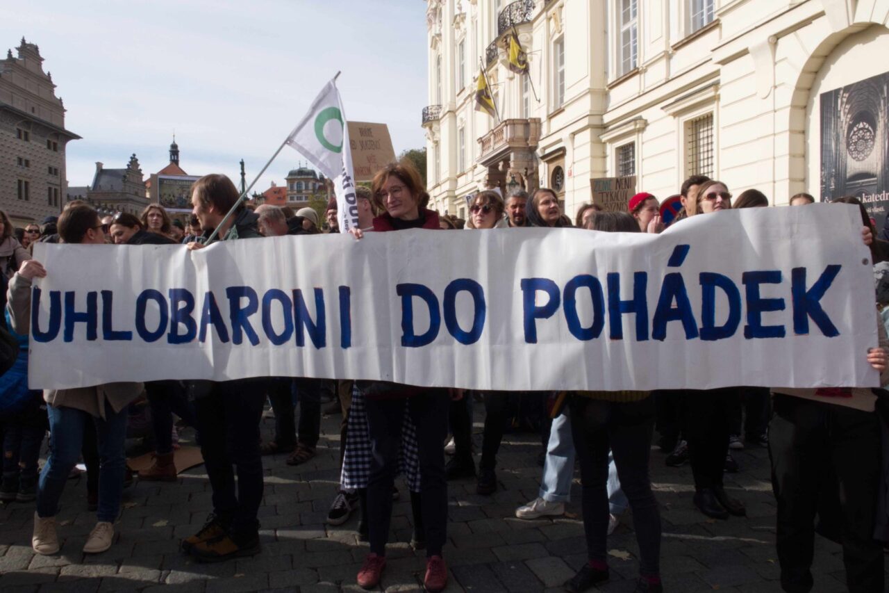 Demonstranti proti Macinkovi upozorňovali i na jeho napojení na Pavla Tykače. Foto: Tereza Koudelová, Ekonews