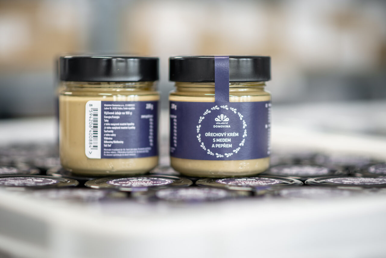 Včelařství Domovina nabízí například ořechový krém s medem a pepřem. Foto: Kateřina Hefler, Ekonews