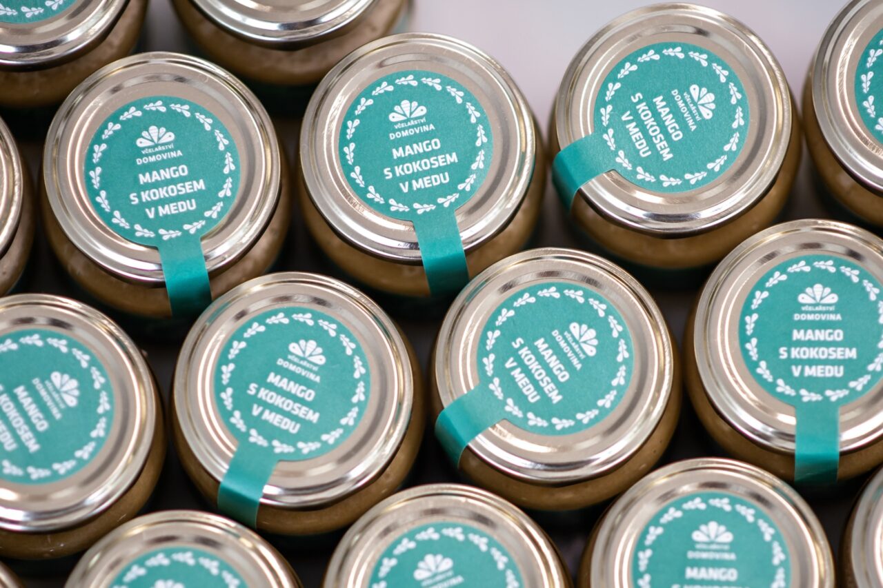 Ve Včelařstí Domovina dělají med, ale na zimu nechávají běžně ve včelstvu přibližně třicet kilogramů medových zásob. Foto: Kateřina Hefler, Ekonews