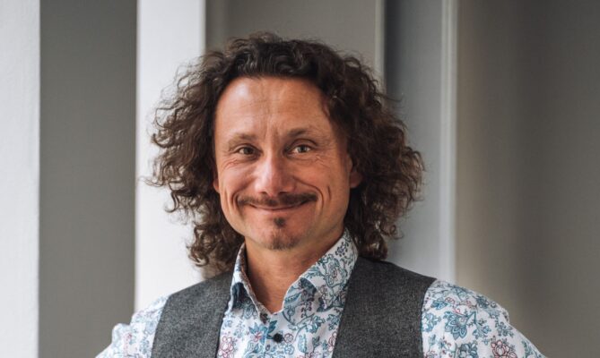 Vladimír Kočí je vedoucí Ústavu udržitelnosti a produktové ekologie na VŠCHT. Foto: poskytnuto VŠCHT