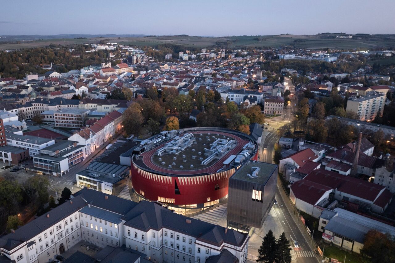 Horácká multifunční aréna v Jihlavě má na střeše běžecký okruh, který je volně přístupný veřejnosti. Foto: poskytnuto studiem Chybik + Kristof, Skyworker