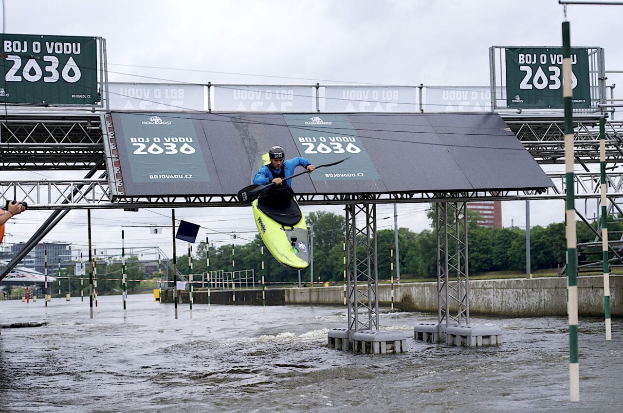 Bývalý vodní slalomář Vavřinec Hradilek „startuje“ do vypouštěného závodního kanálu v Praze-Troji, aby upozornil na úbytek vody. Foto: Boomerang Communication