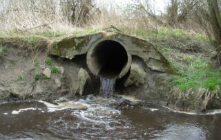 Odlehčování spočívá v tom, že se špinavá voda z měst vypouští přímo do vodních toků. Foto: poskytnuto podnikem Povodí Vltavy