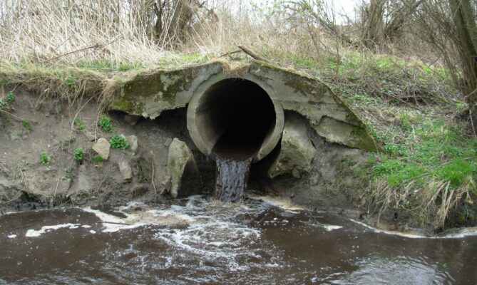 Odlehčování spočívá v tom, že se špinavá voda z měst vypouští přímo do vodních toků. Foto: poskytnuto podnikem Povodí Vltavy
