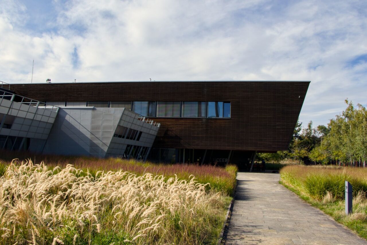 Konstrukci budovy UCEEB tvoří lepené lamelové dřevo. Foto: Karolína Chlumecká, Ekonews