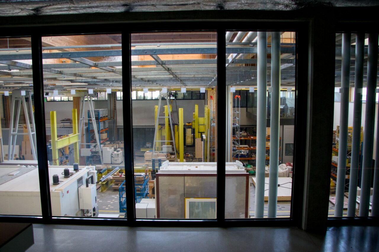 Hlavní část budovy tvoří velká výzkumná hala, kde se technologie zkoušejí v různých podmínkách. Foto: Karolína Chlumecká, Ekonews