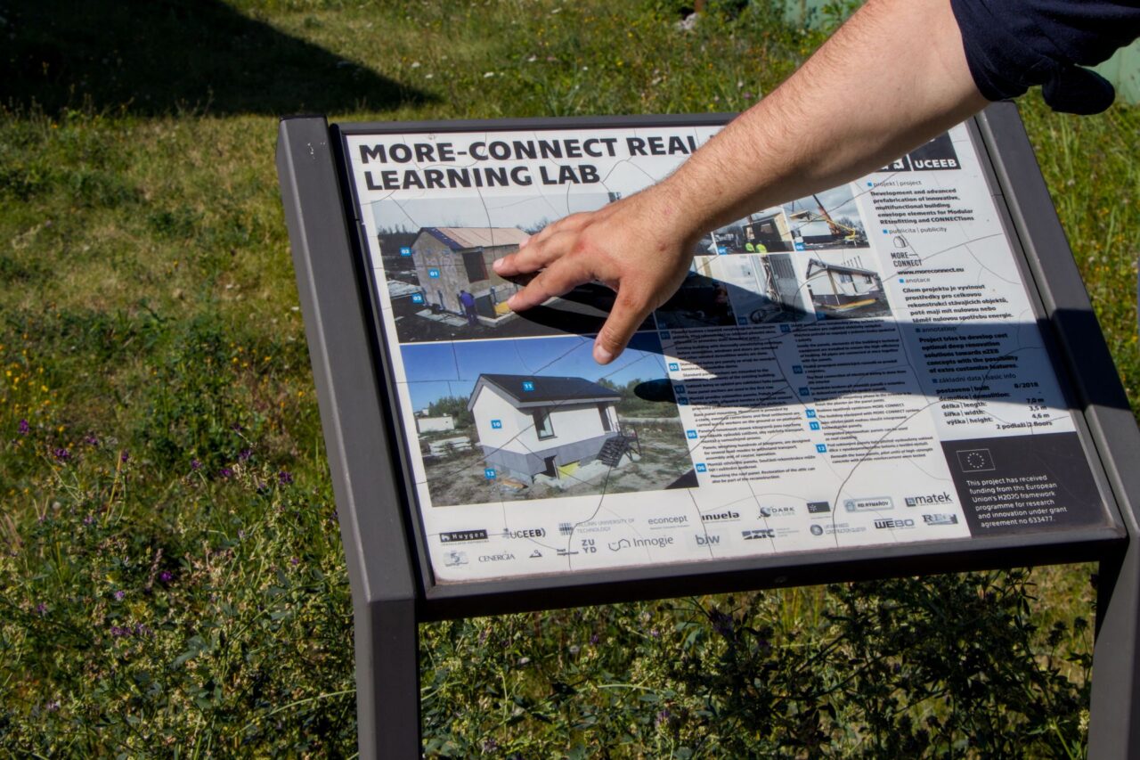 V areálu stojí malý dům, na němž vědci zkoušeli, jak co nejlépe renovovat staré bytovky. Foto: Karolína Chlumecká, Ekonews