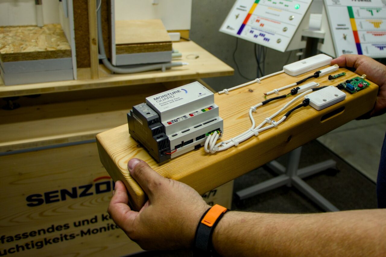 V UCEEB vyvinuli mimo jiné systém měřičů a čidel, který dokáže včas zaznamenat únik vody. Foto: Karolína Chlumecká, Ekonews