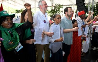 Předseda COP 30 André Corrêa do Lago a další se účastní „Summitového slyšení národů“ na Federální univerzitě v Pará během COP30. Foto: Alex Ferro/COP30