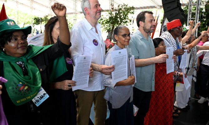Předseda COP 30 André Corrêa do Lago a další se účastní „Summitového slyšení národů“ na Federální univerzitě v Pará během COP30. Foto: Alex Ferro/COP30