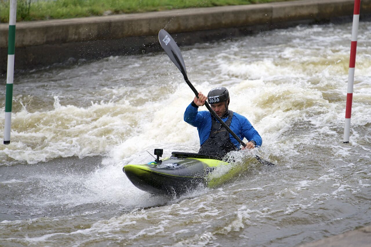 Vavřinec Hradilek pádluje v kanálu v Praze-Troji při jeho vypouštění v rámci kampaně Boj o vodu 2030. Foto: Boomerang Communication