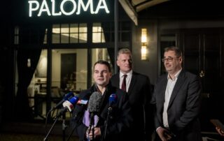 Petr Macinka a Filip Turek, ze strany Motoristé, kandidáti na ministra životního prostředí před průhonickou restaurací Paloma Andreje Babiše. Foto: ČTK