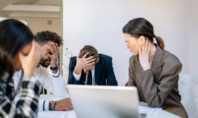 Příliš velká administrativní zátěž se podepisuje na úřednících. Ilustrační foto: Yan Krukov, Pexels