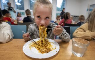 Plýtvání potravinami je problémem ve většině tuzemských školních jídelen. Ne každé dítě jídlo dojí. Ilustrační foto: ČTK / Říhová Michaela