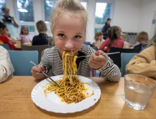 Děti si samy nandávají obědy v Tanvaldu i v Praze. Bufetové pulty ve školních jídelnách snižují plýtvání