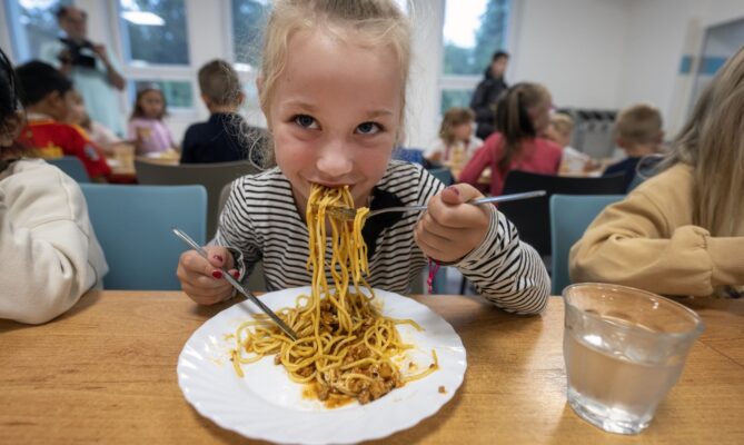 Plýtvání potravinami je problémem ve většině tuzemských školních jídelen. Ne každé dítě jídlo dojí. Ilustrační foto: ČTK / Říhová Michaela