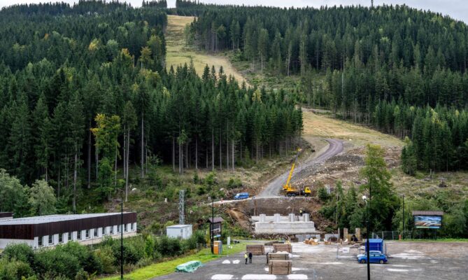 Ve Špindlerově Mlýně společnost Melida spojená s TMR financuje stavbu lyžařského mostu přes Labe pro novou sezonu. Foto: ČTK / Taneček David