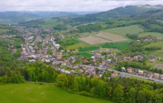V Ratiboři obklopené Hostýnskými vrchy bydlí přes osmnáct set obyvatel. Foto: ČSOB