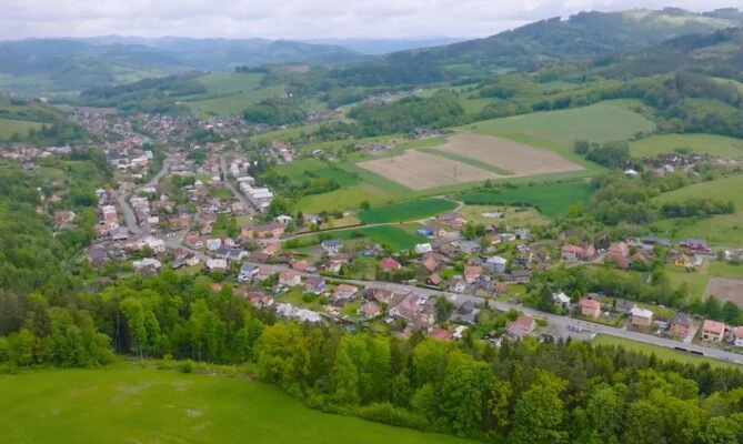 V Ratiboři obklopené Hostýnskými vrchy bydlí přes osmnáct set obyvatel. Foto: ČSOB