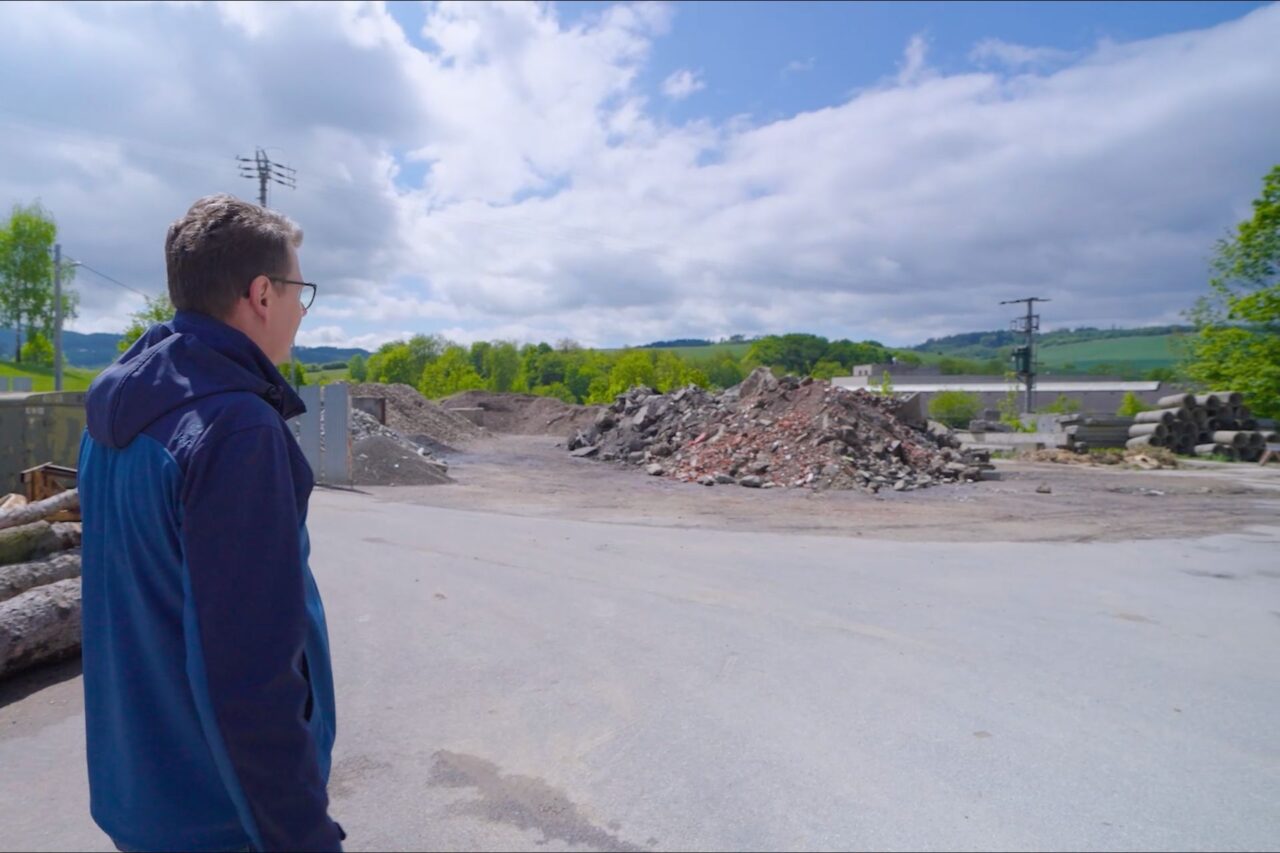 Suť z celého katastru shromažďují na sběrném dvoře a následně ji vyžívají na opravdu silnic a chodníků. Foto: ČSOB