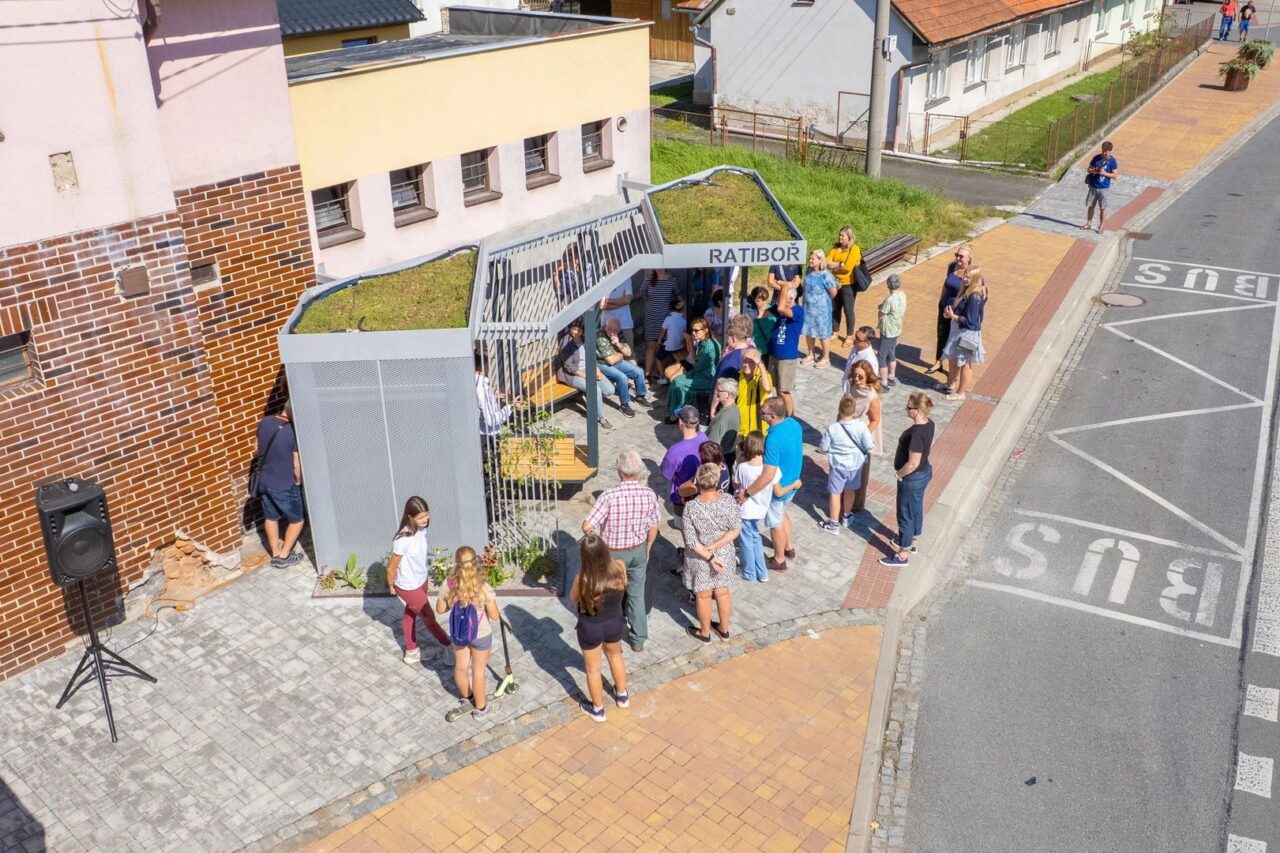 V září otevřeli v Ratiboři speciální zastávku, ve které funguje přírodní klimatizace. Foto: Filip Hurta
