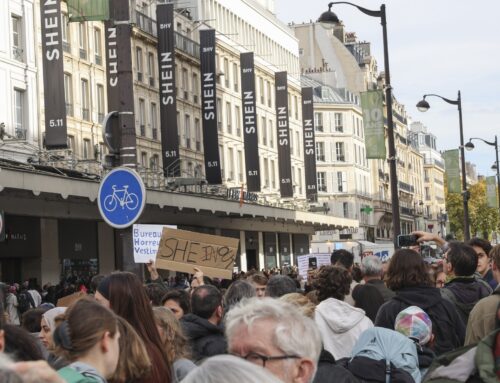Čínský prodejce ultrarychlé módy Shein otevřel první obchod v Paříži. Francie mu ale stopla web