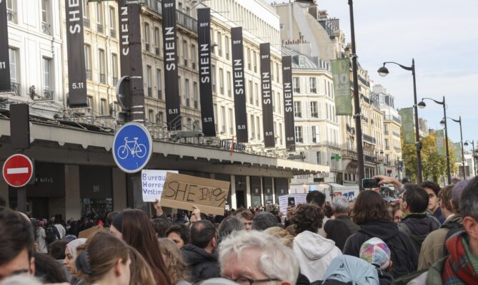 Fronty i protesty doprovázely otevření prvního kamenného obchodu online prodejce ultrarychlé módy Shein v Paříži. Foto: ČTK