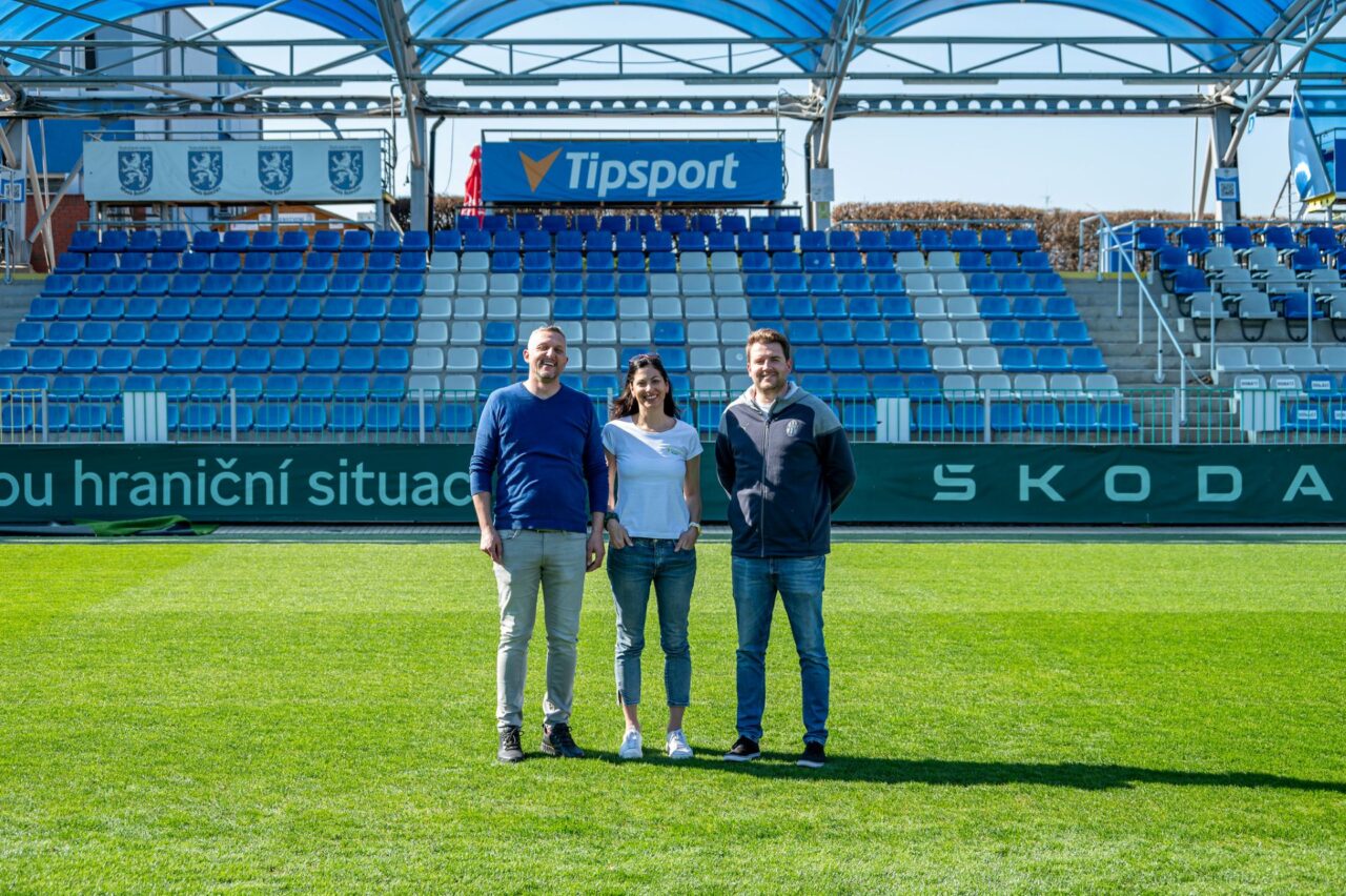 Šéfka Nadace Tipsport na stadionu v Mladé Boleslavi se zástupci klubu FK Mladá Boleslav. Foto: poskytnuto Nadací Tipsport