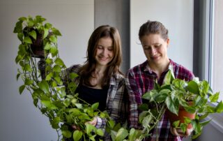 Sestry Elena a Jolana Šádkovy, majitelky e-shopu Farmářky z paneláku. Foto: Karolína Chlumecká, Ekonews