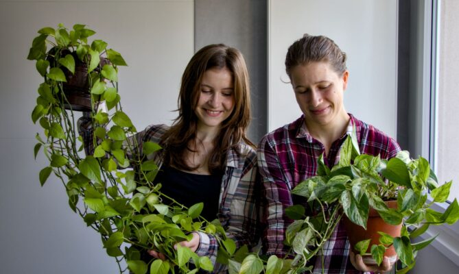 Sestry Elena a Jolana Šádkovy, majitelky e-shopu Farmářky z paneláku. Foto: Karolína Chlumecká, Ekonews