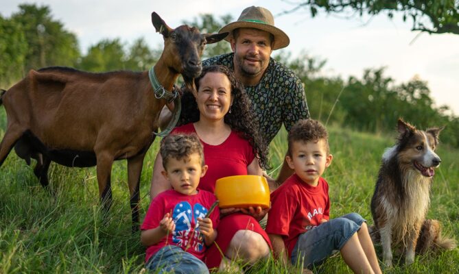 Kamil a Markéta Šediví založili farmu Člupy před více než deseti lety. Foto: poskytnuto rodinnou ekofarmou Člupy