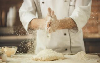 Pokud má těsto problém vykynout, zpravidla za to mohou ruce pekařky či pekaře. S nabytím zkušeností se zlepšuje i kvalita výrobku. Ilustrační foto: Getty Images