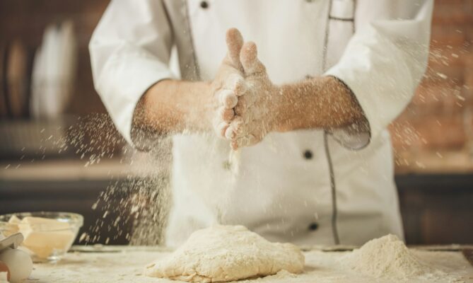 Pokud má těsto problém vykynout, zpravidla za to mohou ruce pekařky či pekaře. S nabytím zkušeností se zlepšuje i kvalita výrobku. Ilustrační foto: Getty Images
