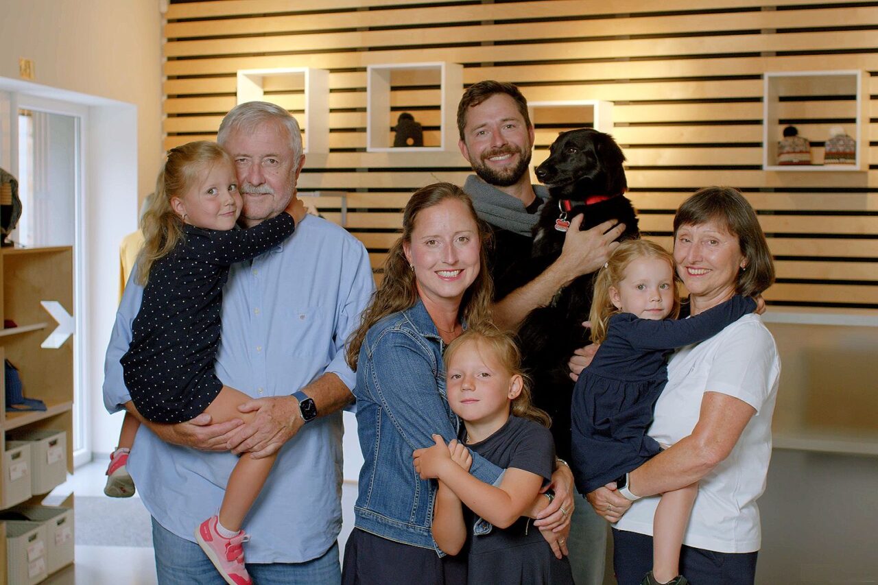 Rodina Pertlových založila firmu Kama před 36 lety. Zleva Jiří Pertl, Klára Kráčalíková, Adam Pertl a Mahulena Pertlová společně se třemi vnučkami Foto: poskytnuto společností Kama