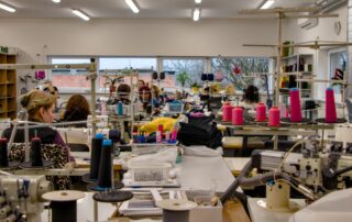 Česká firma Kama se 25 zaměstnanci vyrábí pletené svetry a čepice ve svém areálu v pražském Suchdole. Foto: Karolína Chlumecká, Ekonews