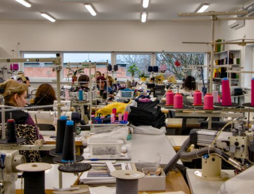 Čepice a svetry plete v Suchdole slunce. Výrobce vlněného oblečení Kama se mění kvůli teplejším zimám