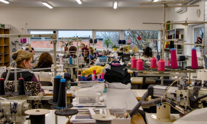 Česká firma Kama se 25 zaměstnanci vyrábí pletené svetry a čepice ve svém areálu v pražském Suchdole. Foto: Karolína Chlumecká, Ekonews