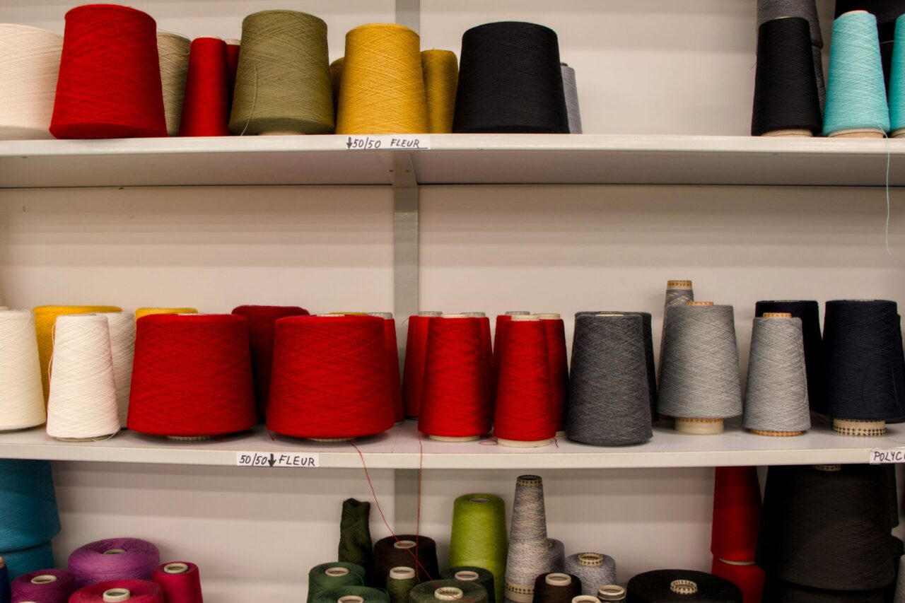 Příze a další materiály, které Kama využívá, mají ekologické certifikáty. Foto: Karolína Chlumecká, Ekonews