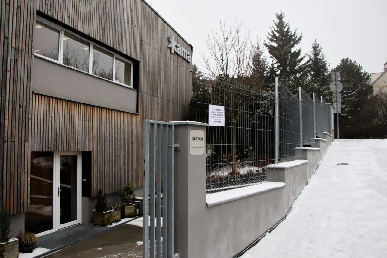 Výrobní areál v Suchdole před pěti lety Kama rekonstruovala tak, aby byl energeticky co nejšetrnější. Foto: Karolína Chlumecká, Ekonews