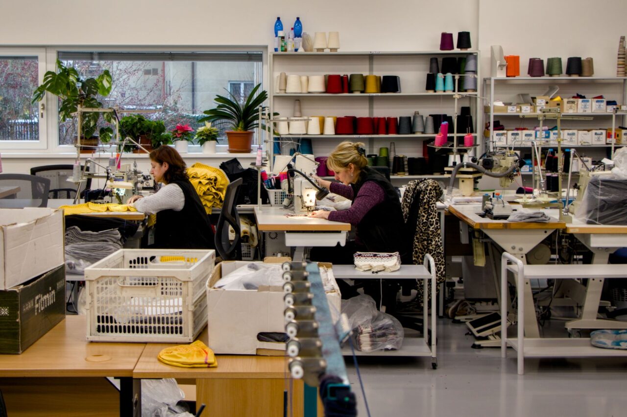 V Suchdole se šije třeba i pro andorrské olympioniky. Foto: Karolína Chlumecká, Ekonews