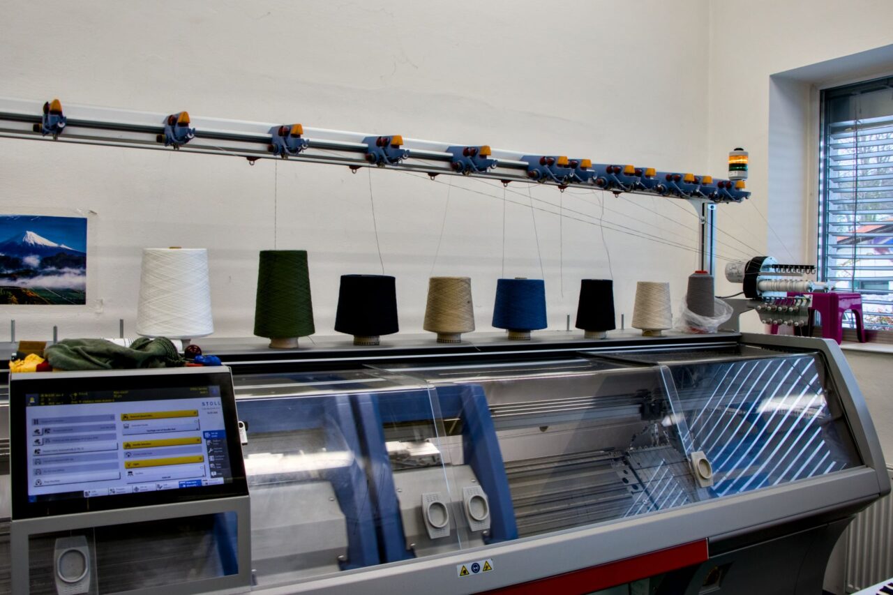 Pletací stroje značky Stoll používá společnost Kama skoro od začátku podnikání. Foto: Karolína Chlumecká, Ekonews