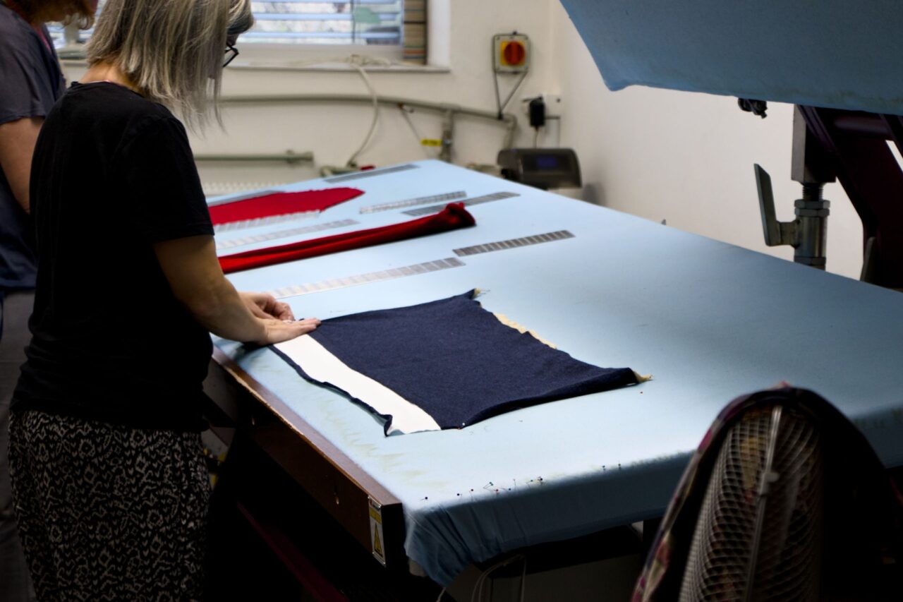 Hotové úplety se před šitím napařují a žehlí. Foto: Karolína Chlumecká, Ekonews