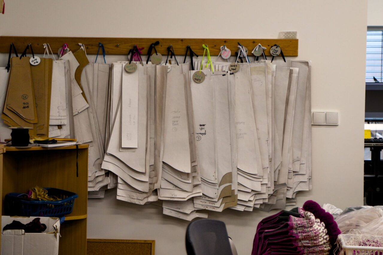 Mezi nejžádanější výrobky patří svetry a čepice, které šijí v dílně v prvním patře. Foto: Karolína Chlumecká, Ekonews